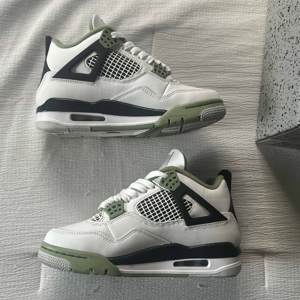 WMNS AIR JORDAN 4 RETRO ’Seafoam’ DEADSTOCK